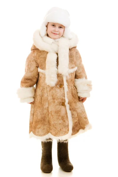 Fille dans un manteau en peau de mouton et chapeau sur un fond blanc . — Photo