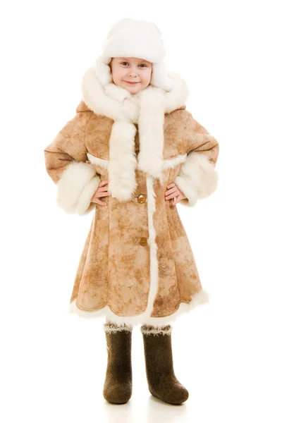Chica en un abrigo de piel de oveja y sombrero sobre un fondo blanco . — Foto de Stock