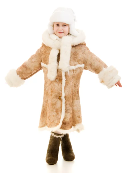 Chica en un abrigo de piel de oveja y sombrero sobre un fondo blanco . —  Fotos de Stock