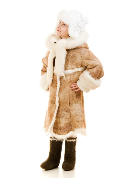 Kız bir koyun derisi palto ve beyaz arka plan üzerinde seyir şapka. — Stok fotoğraf