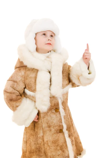 Lány birkabőr kabátot és kalapot keresi fel a fehér háttér. — Stock Fotó