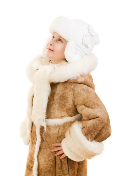 Fille dans un manteau en peau de mouton et chapeau regardant vers le haut sur fond blanc . — Photo