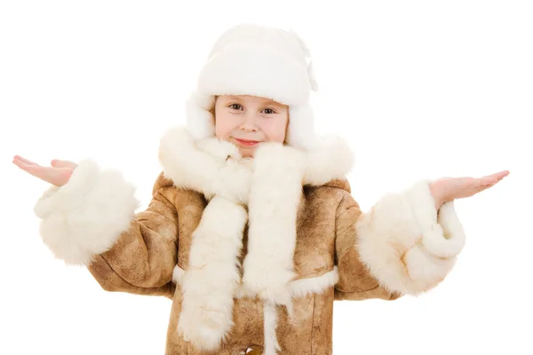 Fille dans un manteau en peau de mouton et chapeau avec une paume ouverte sur un fond blanc . — Photo