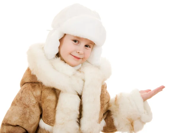 Mädchen in Schaffell-Mantel und Hut mit offener Handfläche auf weißem Hintergrund. — Stockfoto