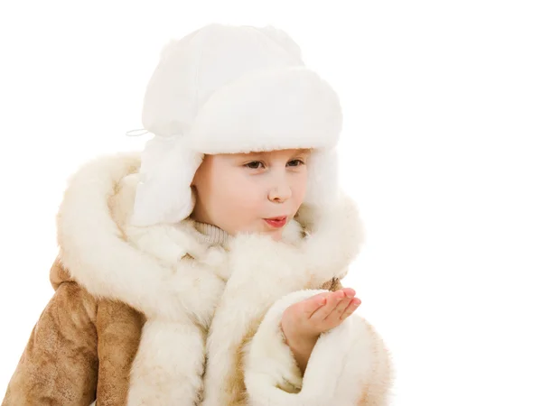 Menina em um casaco de pele de carneiro e boné envia um beijo em um fundo branco . — Fotografia de Stock
