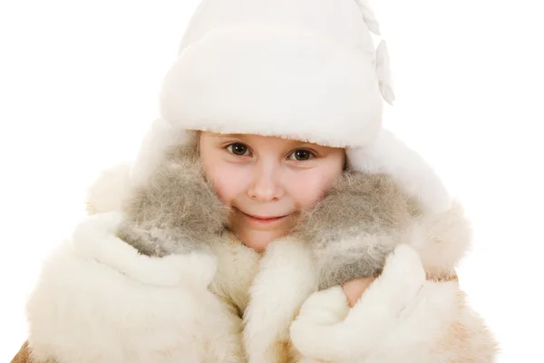 A menina em roupas quentes sorrindo no fundo branco . — Fotografia de Stock