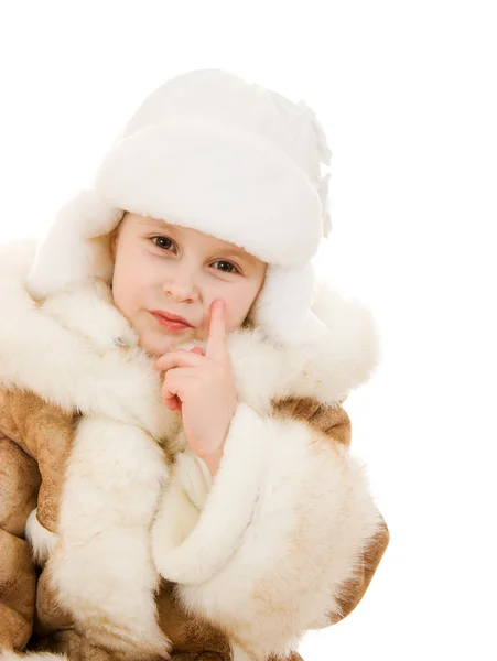 Una ragazza in pelliccia e cappello sorridente su sfondo bianco . — Foto Stock