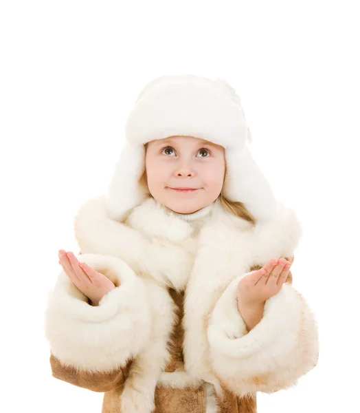 Uma menina de casaco de pele e chapéu sorrindo no fundo branco . — Fotografia de Stock