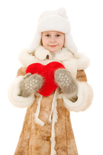 Ragazza in abiti caldi che tiene il cuore tra le mani su uno sfondo bianco . — Foto Stock