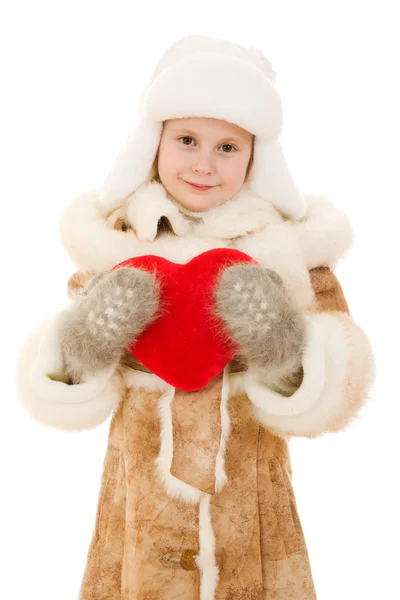 Meisje in warme kleding bedrijf het hart in zijn handen op een witte achtergrond. — Stockfoto