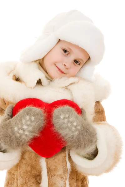 Meisje in warme kleding bedrijf het hart in zijn handen op een witte achtergrond. — Stockfoto