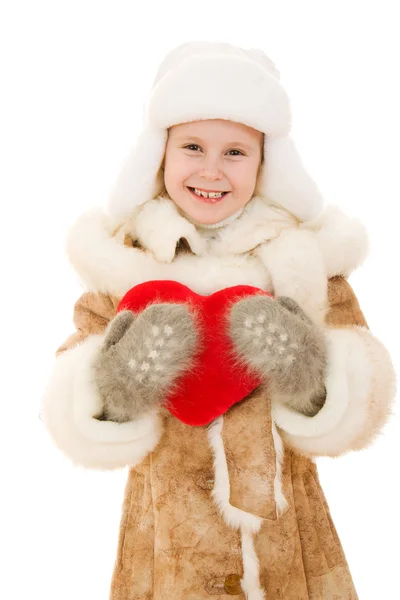 Lány meleg ruhát a szív tartja a kezében, egy fehér háttér. — Stock Fotó
