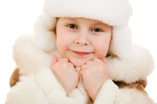 Een meisje in een bontjas en hoed glimlachen op witte achtergrond. — Stockfoto