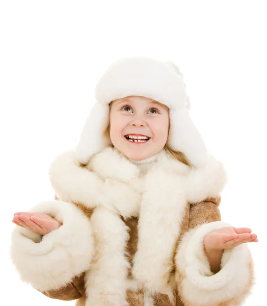 Ένα κορίτσι σε ένα γούνινο παλτό και το καπέλο που είναι χαμογελώντας σε άσπρο φόντο. — Φωτογραφία Αρχείου