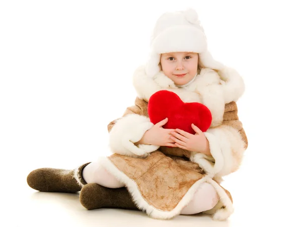 Dziewczyna w ciepłą odzież gospodarstwa serca w jego ręce na białym tle. — Zdjęcie stockowe