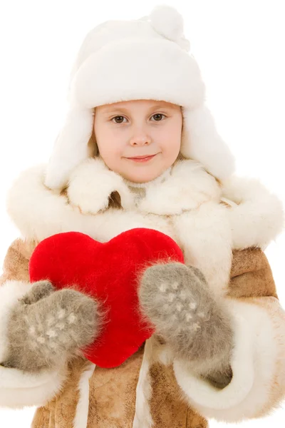 Fille en vêtements chauds tenant le cœur dans ses mains sur un fond blanc . — Photo