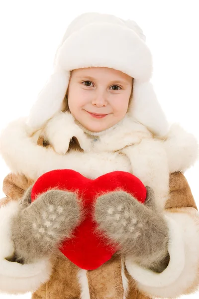Menina em roupas quentes segurando o coração em suas mãos em um fundo branco . — Fotografia de Stock