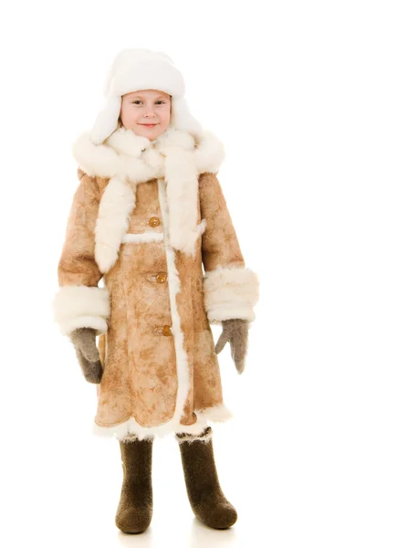 एक फर कोट आणि टोपी मध्ये एक मुलगी पांढरा पार्श्वभूमीवर हसत . — स्टॉक फोटो, इमेज