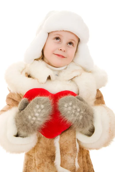 Fille en vêtements chauds tenant le cœur dans ses mains sur un fond blanc . — Photo
