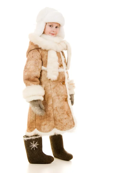 一个女孩毛皮大衣和帽子微笑在白色背景上. — 图库照片