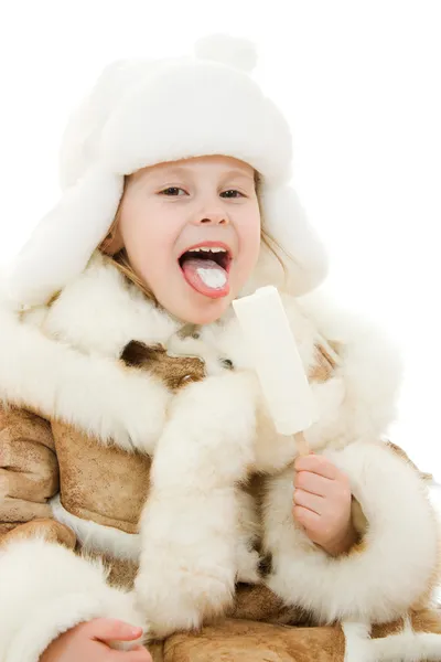 Dziewczyna w ciepłe ubranie jedzenie krem lód na białym tle. — Zdjęcie stockowe