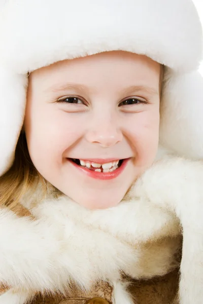A menina em roupas quentes sorrindo no fundo branco . — Fotografia de Stock