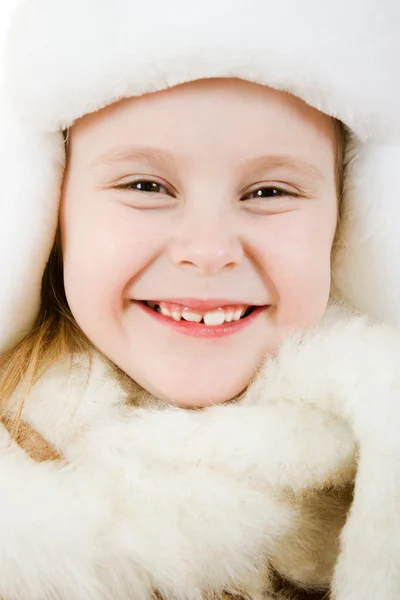 La fille en vêtements chauds souriant sur fond blanc . — Photo