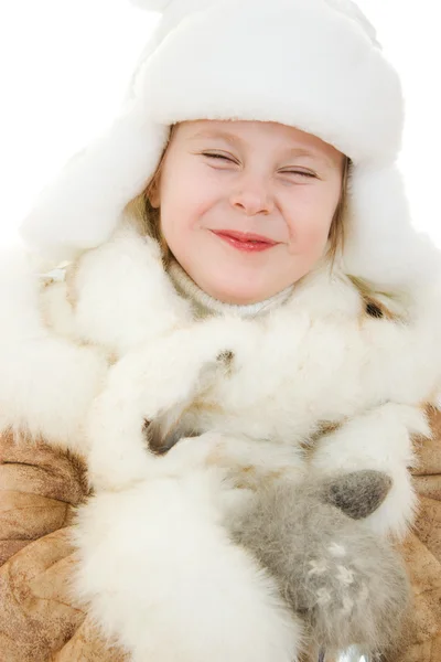 Het meisje in warme kleren glimlachen op witte achtergrond. — Stockfoto