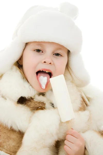 在温暖的女孩衣服吃冰激凌在白色背景上. — Stockfoto
