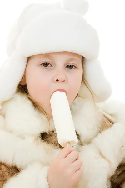 在温暖的女孩衣服吃冰激凌在白色背景上. — Stockfoto