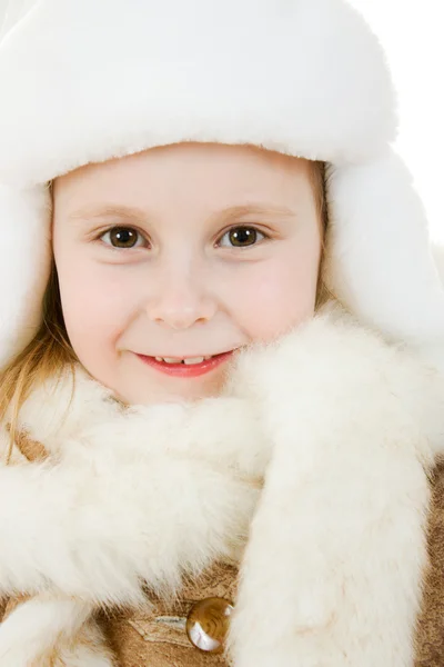 Flickan i varma kläder leende på vit bakgrund. — Stockfoto