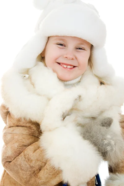 A menina em roupas quentes sorrindo no fundo branco . — Fotografia de Stock