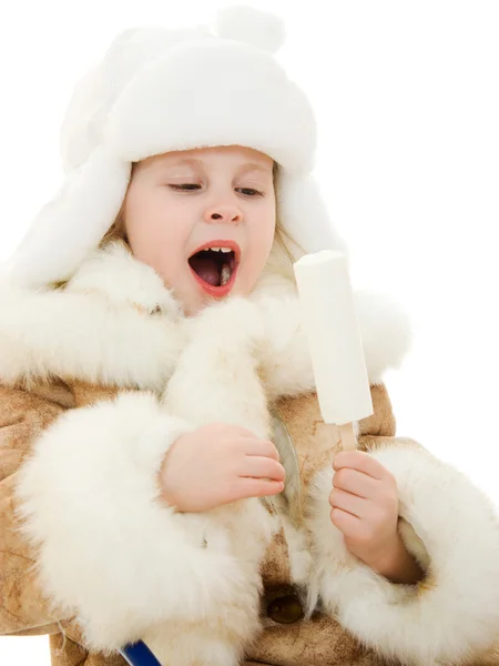 在温暖的女孩衣服吃冰激凌在白色背景上. — 图库照片