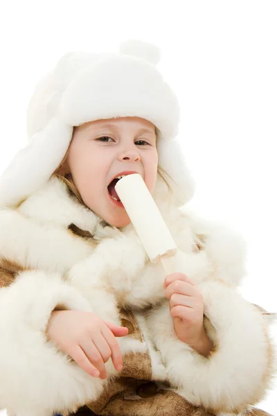 Dívka v teplé oblečení jíst zmrzlinu na bílém pozadí. — Stock fotografie