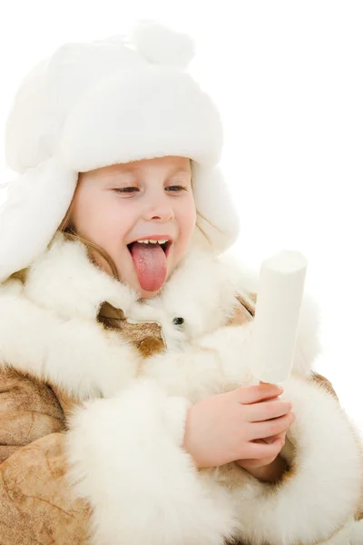 Das Mädchen in warmer Kleidung isst Eis auf weißem Hintergrund. — Stockfoto