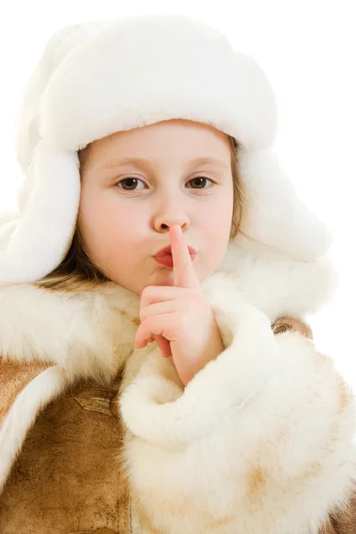 A menina em roupas quentes mostra um gesto de silêncio no fundo branco . — Fotografia de Stock