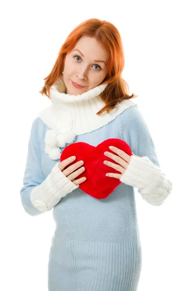 Bella ragazza in vestiti caldi con un cuore su uno sfondo bianco . — Foto Stock