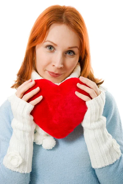 Όμορφο κορίτσι σε ζεστά ρούχα με μια καρδιά σε λευκό φόντο. — Φωτογραφία Αρχείου