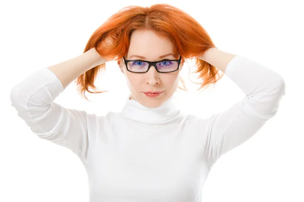 Una bella ragazza con i capelli rossi che indossa occhiali su sfondo bianco . — Foto Stock