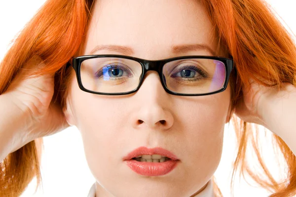 Uma menina bonita com cabelo vermelho usando óculos no fundo branco . — Fotografia de Stock