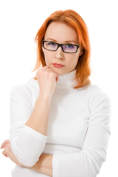Ένα όμορφο κορίτσι με τα κόκκινα μαλλιά που φοράει γυαλιά σκέψης σε λευκό φόντο. — Φωτογραφία Αρχείου