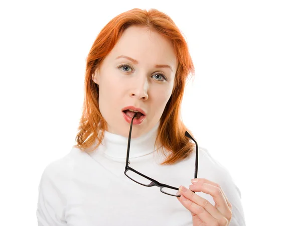 Uma menina bonita com cabelo vermelho usando óculos pensando em um fundo branco . — Fotografia de Stock