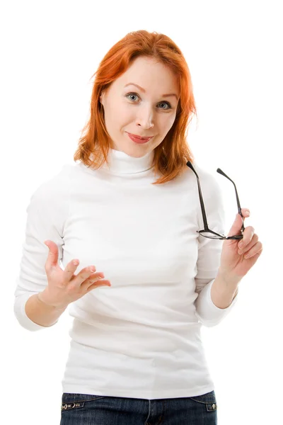 Una hermosa chica con el pelo rojo con gafas habla sobre un fondo blanco . —  Fotos de Stock