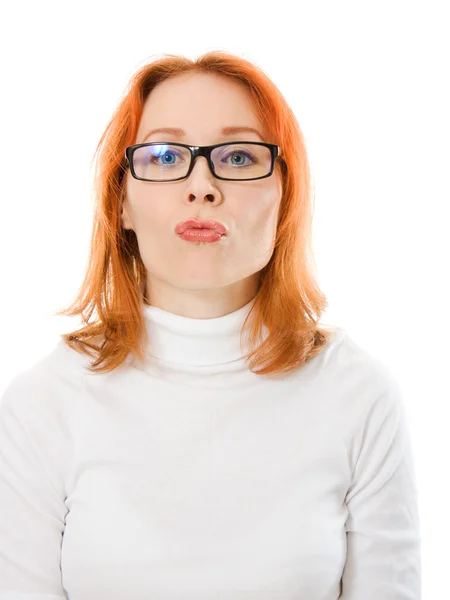 Ein schönes Mädchen mit roten Haaren trägt eine Brille küssend auf weißem Hintergrund. — Stockfoto