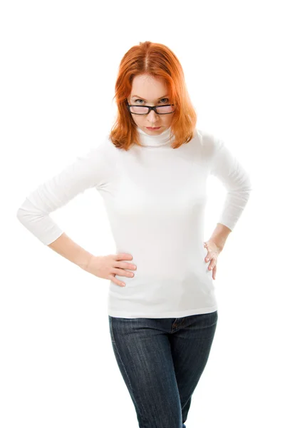 Una bella ragazza con i capelli rossi guarda fuori di occhiali su uno sfondo bianco . — Foto Stock