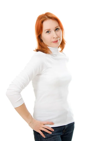 En vacker flicka med rött hår med händerna på midjan på en vit bakgrund. — Stockfoto