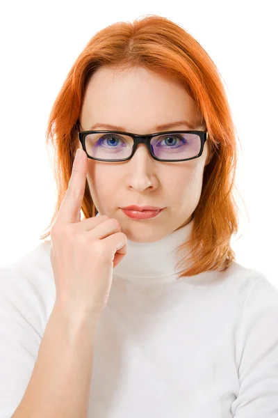 Una hermosa chica con el pelo rojo usando gafas pensando en un fondo blanco . —  Fotos de Stock