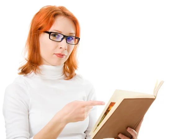 Mooi roodharig meisje in glazen leest boek. — Stockfoto