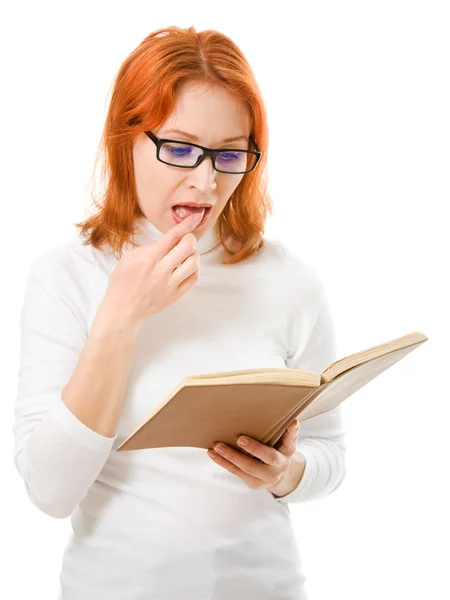 メガネで美しい赤い髪の少女は本を読みます. — ストック写真