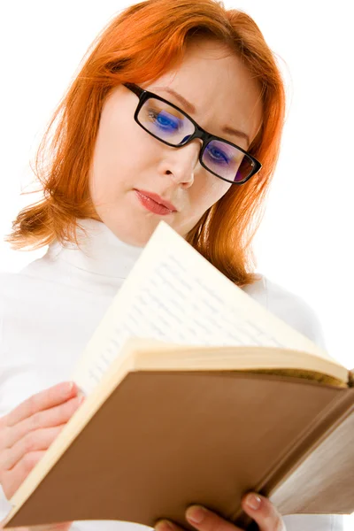 Belle fille aux cheveux roux dans des lunettes lit livre . — Photo